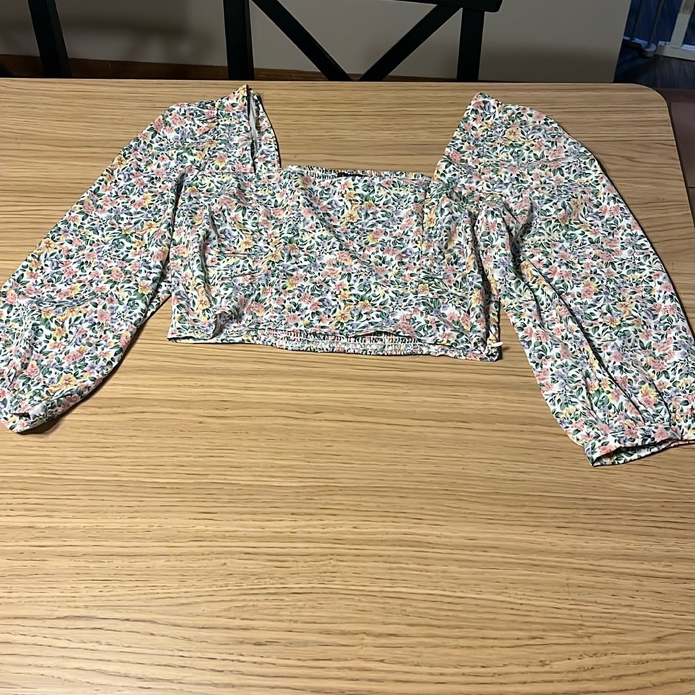 Lulus Women’s Crop Top. Large. Floral Pattern. - Picture 3 of 7
